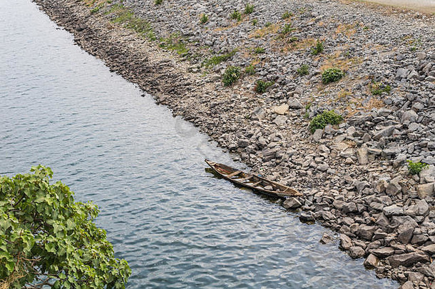 被遗弃的木钓鱼船河岸