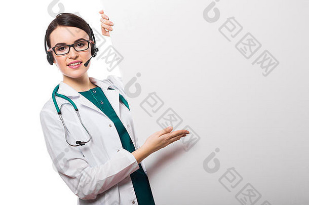 年轻的女人医生听诊器耳机空白广告牌白色统一的白色背景