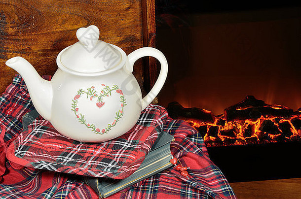 茶壶书壁炉冷冬天晚上