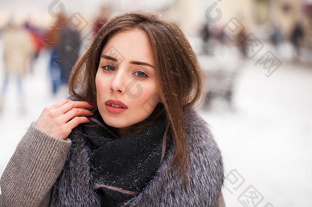肖像年轻的浅黑肤色的女人女人灰色的外套皮毛领红色的广场中心莫斯科