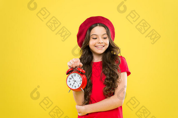 控制个人时间集报警时钟孩子女孩持有红色的时钟时间晚些时候控制定义节奏生活时间表时间