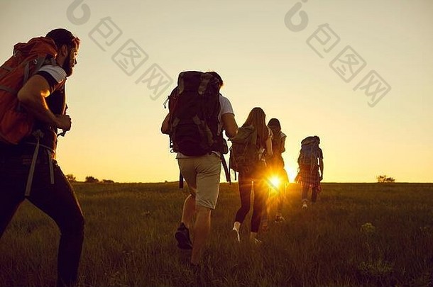 徒步旅行徒步旅行旅游集团游客背包走山日落自然夏天