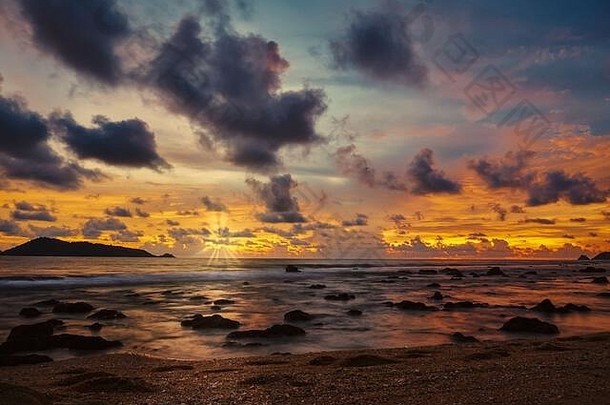 风景优美的视图日落海滩普吉岛