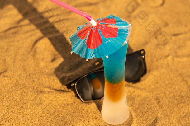 色彩斑斓的照片饮料桑迪海滩雨伞饮料夏天放松