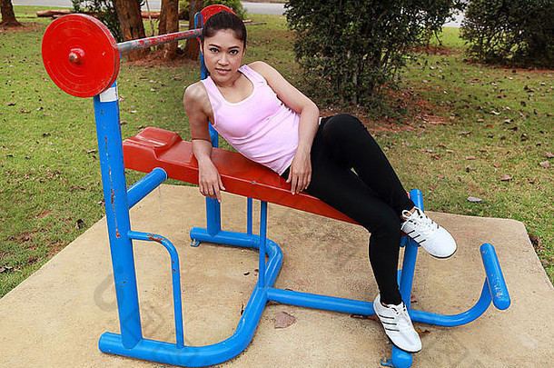 女人锻炼设备公共公园
