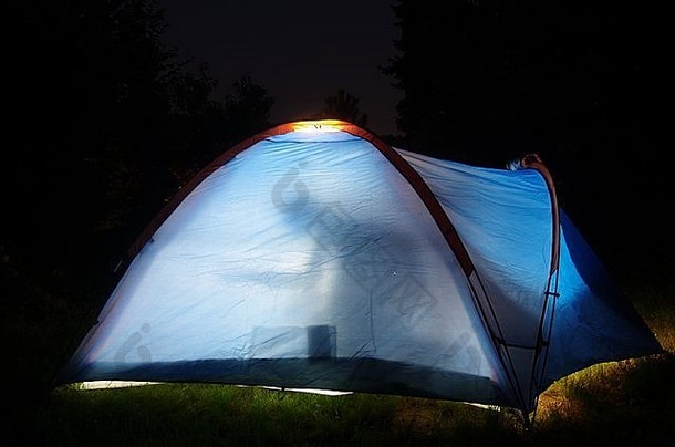 帐篷晚上人