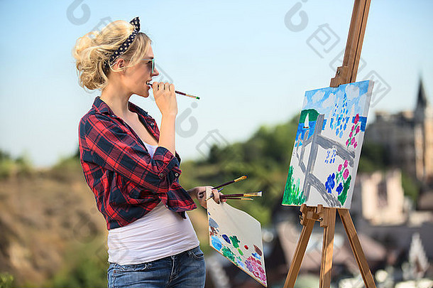 美丽的金发女郎女人艺术家油漆色彩斑斓的图片