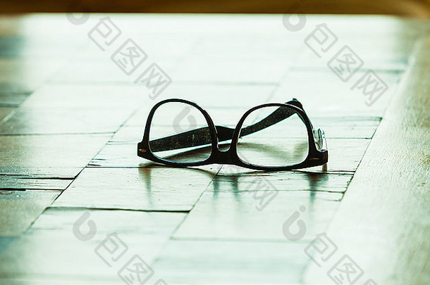 眼部护理概念一对时尚的眼镜网纹表格