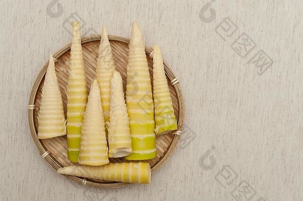 日本厨房生竹子拍摄去皮编织竹子托盘孤立的米色背景前视图复制空间