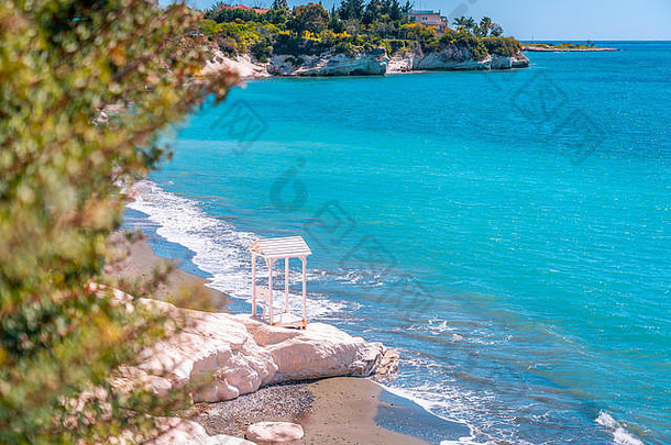 美丽的夏天视图白色悬崖绿松石蓝色的水海州长海滩利马索尔塞浦路斯