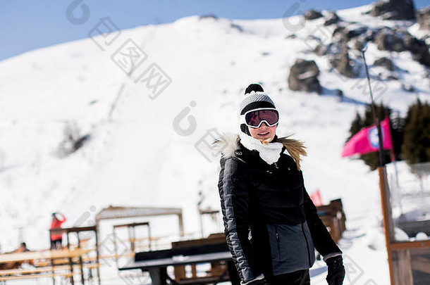 年轻的女人站雪山坡滑雪西装一天