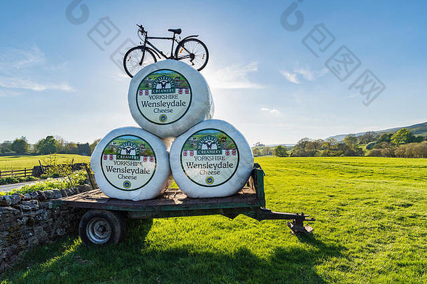 引人注目的路边广告自行车前有包堆放农场预告片包装像温斯利代尔奶酪北约克郡
