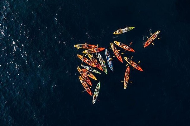 集团皮划艇运动员聚集皮艇堆海集团游泳双皮艇概念横幅旅行空中前视图