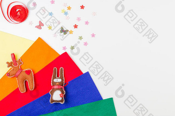 色彩斑斓的感觉缝纫配件手工制作的玩具白色背景