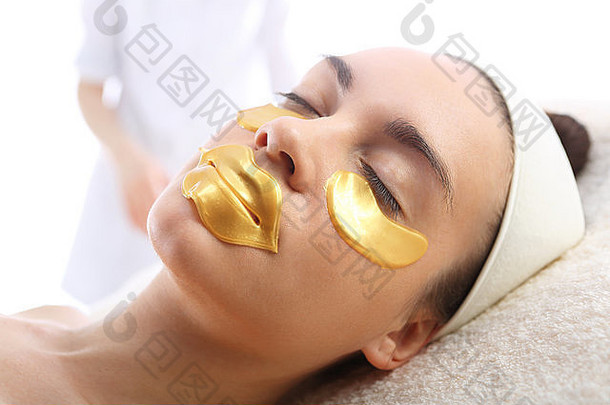 化妆品过程女人的脸黄金片眼睛嘴唇
