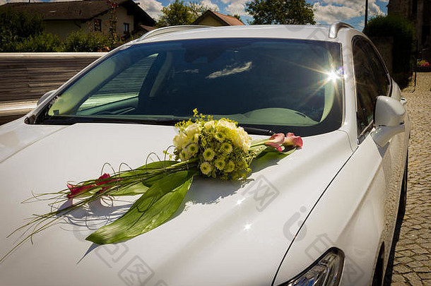 花束花白色婚礼车
