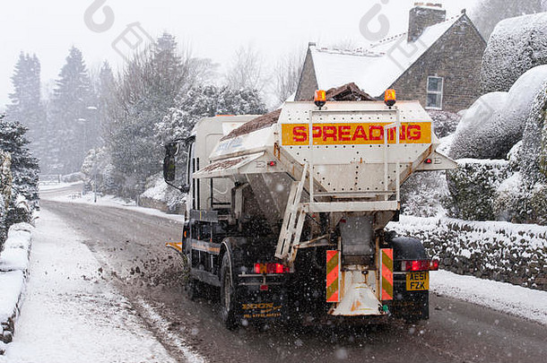 冷雪冬天场景铺砂机卡车雪犁驱动器传播毅力清算废弃的路霍克斯沃斯西约克郡英格兰