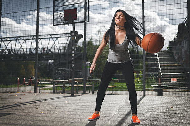 年轻的女<strong>篮球</strong>球员培训在户外当地的法院