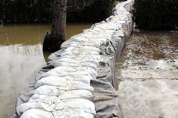 沙盒障碍洪水保护完全覆盖土工布织物沙盒洪水保护添加前通过对冲里辛