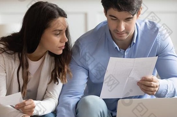 年轻的夫妇癞家庭财务状况首页