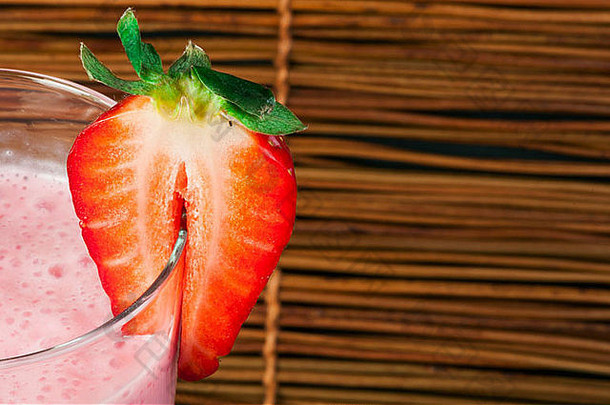草莓牛奶摇新鲜的水果草莓鸡尾酒牛奶