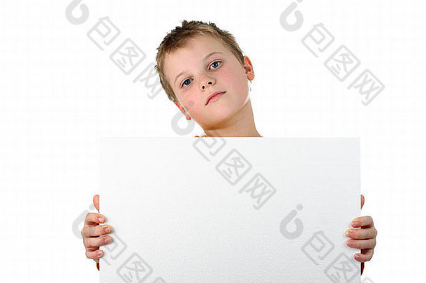 小男孩倾斜头持有空白聚苯乙烯广告牌孤立的白色