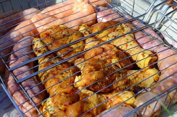 美味的鸡腿花园烧烤腌制鸡腿热烧烤木炭烧烤好零食户外周末聚会，派对野餐