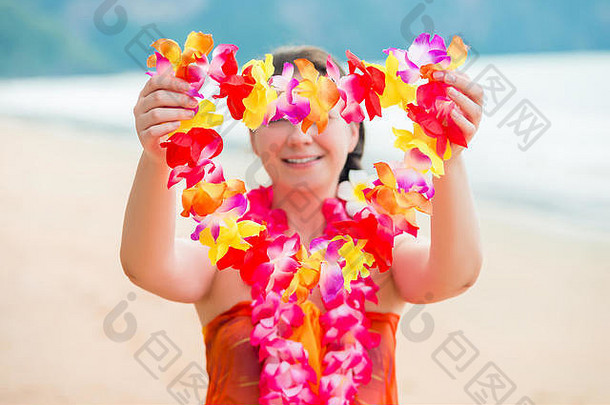 女孩海滩欢迎客人花法律传统的夏威夷