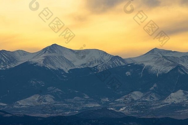 美丽的冬天日落雄伟的血基督山范围科罗拉多州