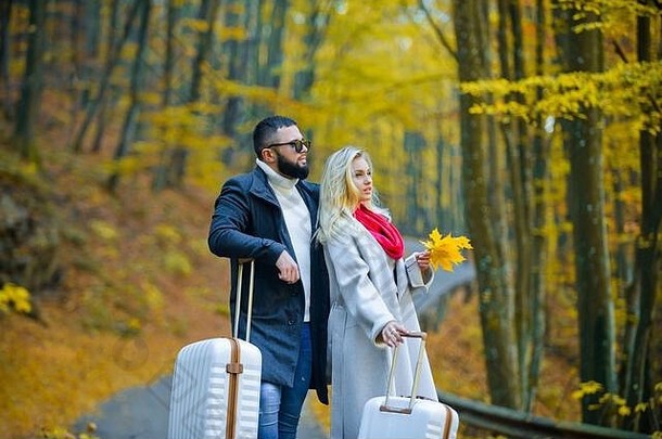 户外秋天肖像年轻的美丽的时尚夫妇男人。女人穿时尚的秋天衣服配件阳光明媚的秋天的一天光