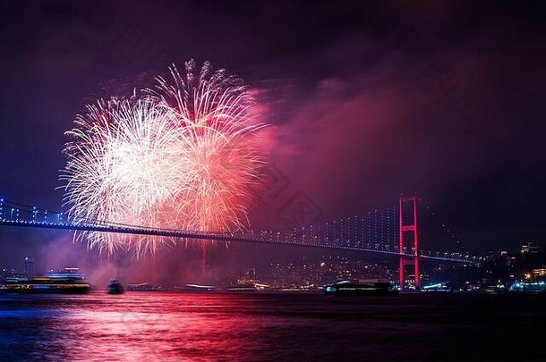 伊斯坦布尔火鸡一年庆祝活动伊斯坦布尔烟花伊斯坦布尔横跨博斯普鲁斯海峡桥7月烈士桥