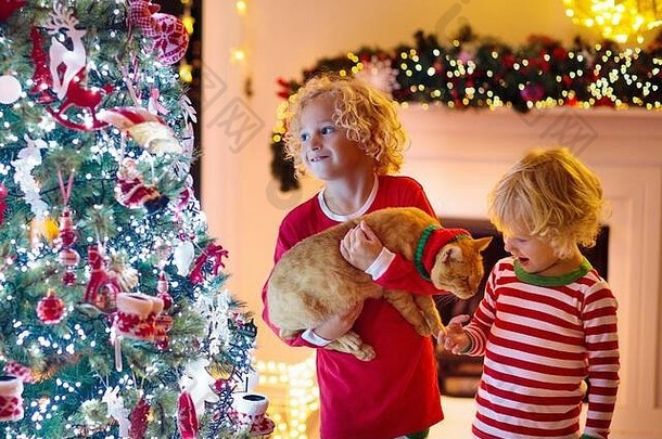 孩子装修圣诞节树首页男孩睡衣圣诞节点缀家庭孩子们庆祝冬天假期孩子们装修生活