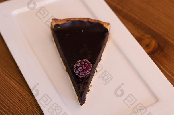 新鲜的烤巧克力蛋挞树莓前服务白色板孤立的黑色的背景