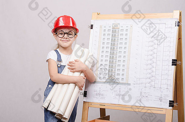 女孩构建器架构师持有群图纸站黑板上画建筑