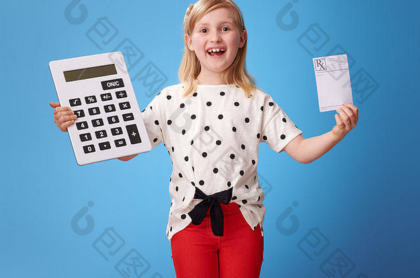 微笑现代孩子红色的裤子显示处方计算器蓝色的背景
