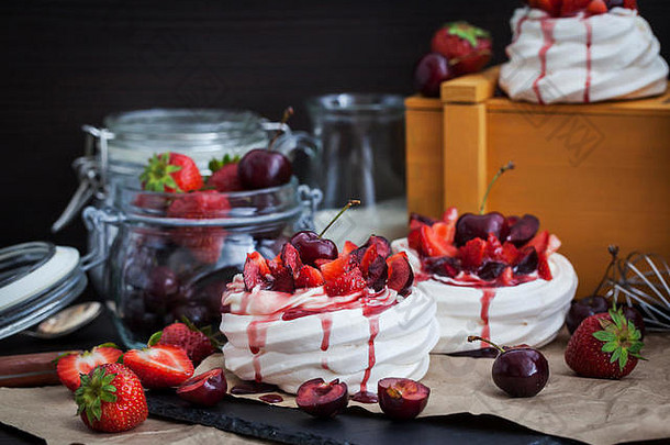部分迷你巴甫洛娃蛋白酥皮蛋糕装饰新鲜的草莓樱桃