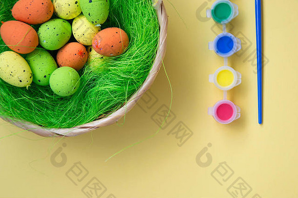 绿色巢色彩斑斓的复活节鸡蛋装饰光黄色的背景复活节概念假期传统前视图色彩斑斓的油漆复制间距