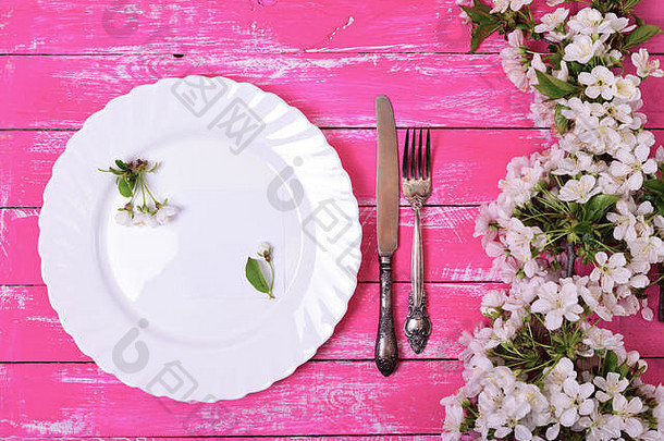 白色菜空纸请注意粉红色的木表面前视图装修开花樱桃分支机构