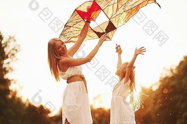 手妈妈。女儿有趣的<strong>风筝</strong>场美丽的自然