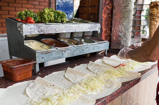 烹饪过程shawarma传统的土耳其肉工作流特写镜头集