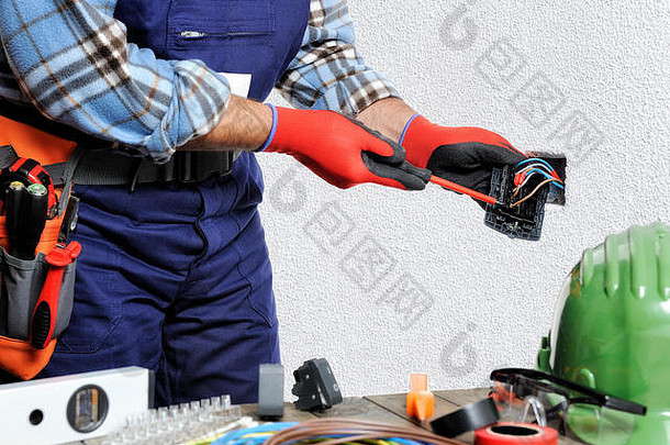 电工手受保护的手套绝缘工具作品尊重安全规定住宅电安装