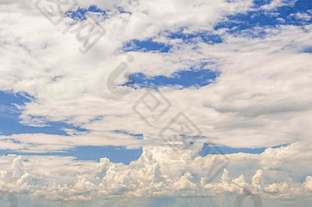 美丽的毛茸茸的云蓝色的天空<strong>背景</strong>自然天气云蓝色的天空太阳图像