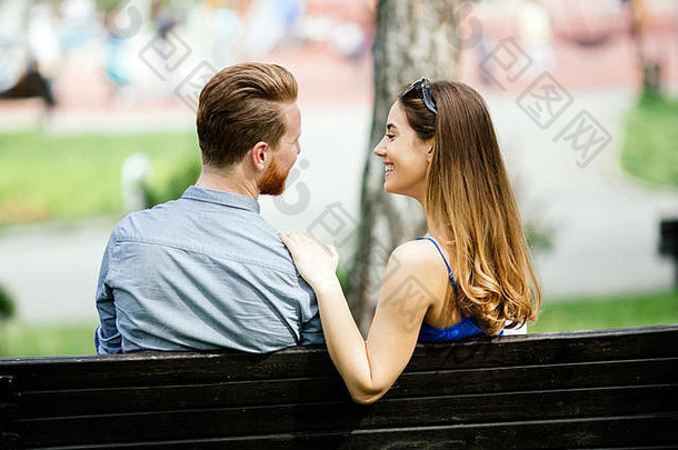 夫妇爱支出时间自然公园板凳上