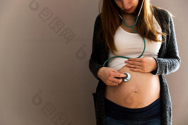怀孕了女人听婴儿肚子听诊器