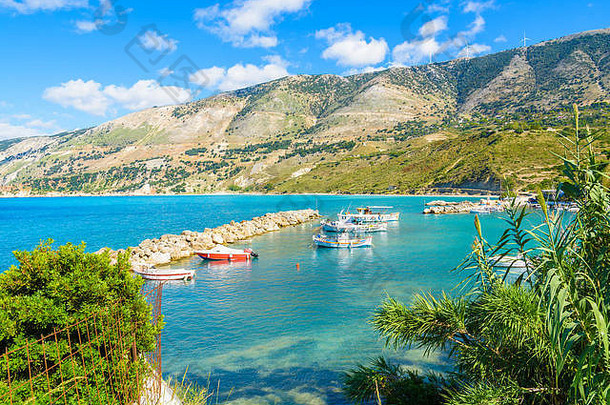 希腊钓鱼船离子海港口左拉村山背景凯法利尼亚岛岛希腊
