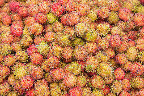 很多新鲜的红毛丹水果市场府他越南