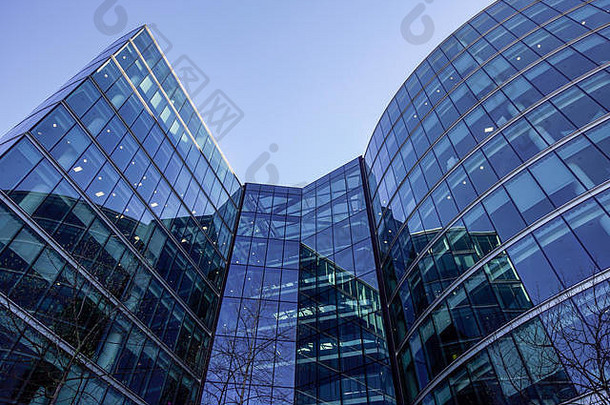 的角度来看下面角视图变形背景当代玻璃建筑摩天大楼