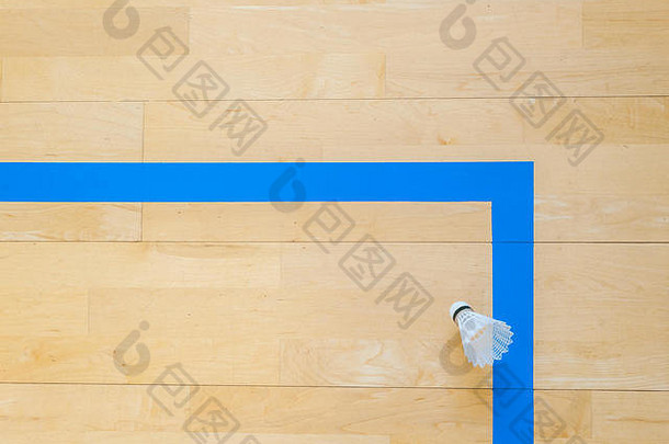 白色羽毛球羽毛球蓝色的行大厅地板上羽毛球法院点时刻