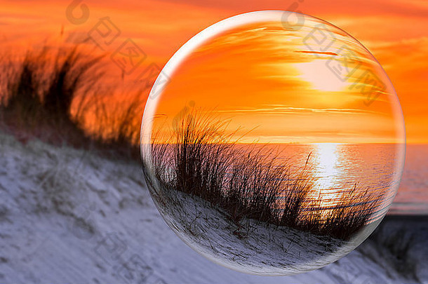<strong>水晶</strong>球反映橙色日落海岸海沙丘沙子海滩