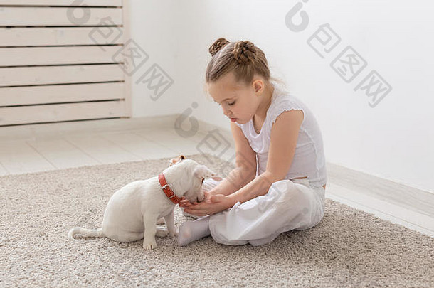 孩子们动物概念小狗老板坐着地板上